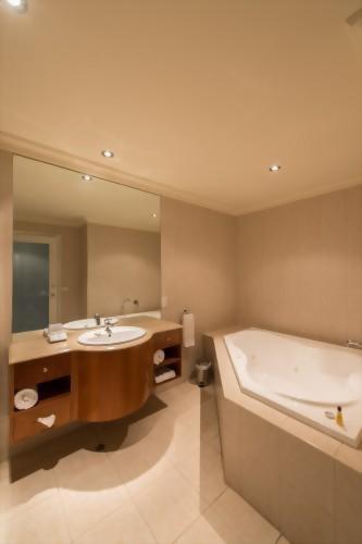 Century Inn Traralgon - King Spa Suite